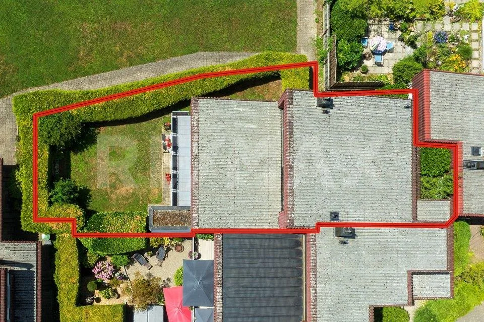 Modernes einseitig angebautes Einfamilienhaus