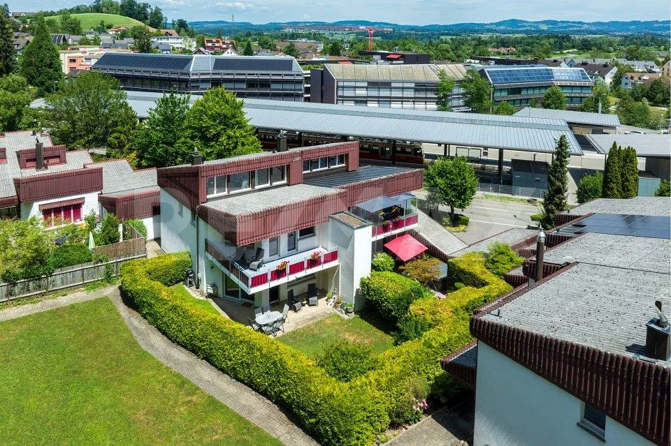 Modernes einseitig angebautes Einfamilienhaus