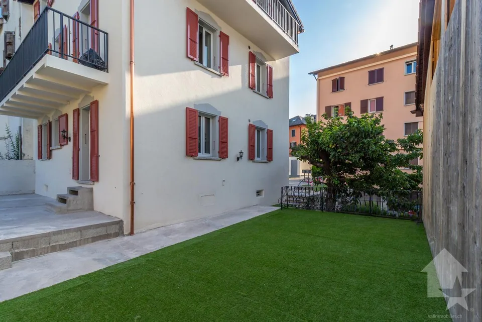 Bâtiment de trois appartements entièrement rénové avec goût