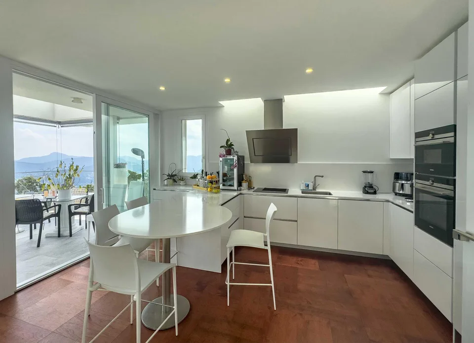 Prestigiosa villa vista lago con piscina a Cademario