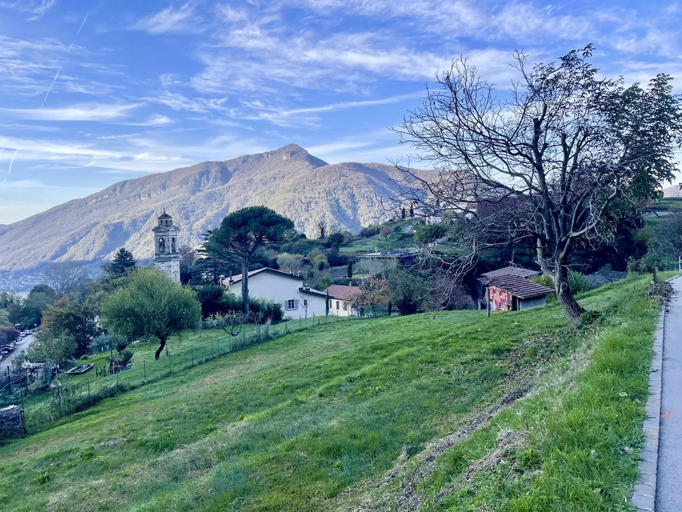 Terreno edificabile con vista lago in vendita