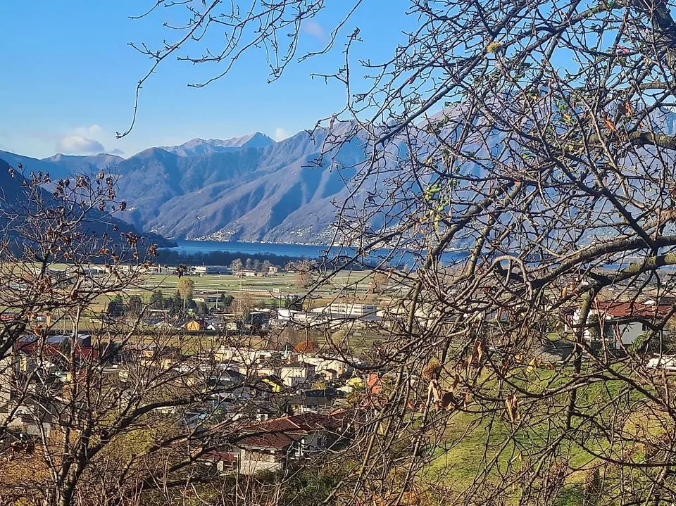 Casa bifamiliare con vista panoramica in zona residenziale di Cugnasco