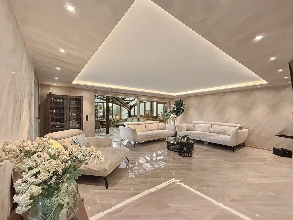 Lichtdurchflutete, sehr luxuriöse Penthouse Wohnung mit viel Privat...