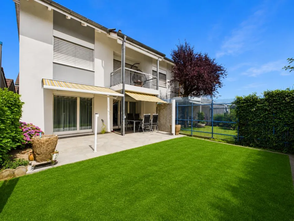 Modernes 6.5-Zimmer-Eckhaus mit sonnigem Garten in begehrter Wohnlage