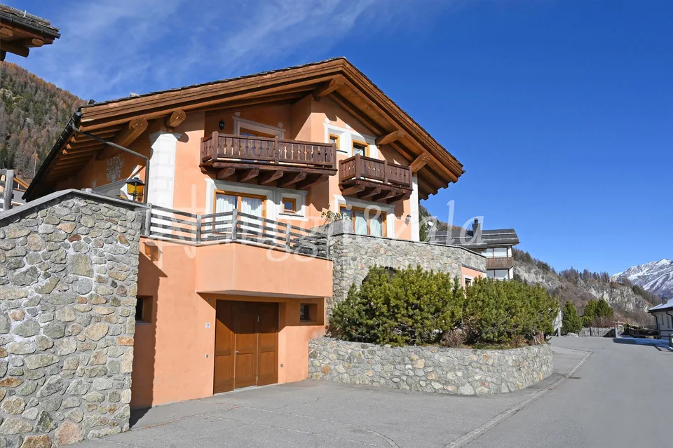 Sonnige Dachwohnung mit alpinem Flair und traumhafter Aussicht