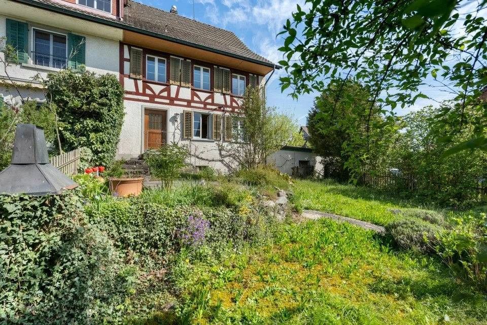 Charmantes Doppeleinfamilienhaus mit grossem Garten und viel Potent...