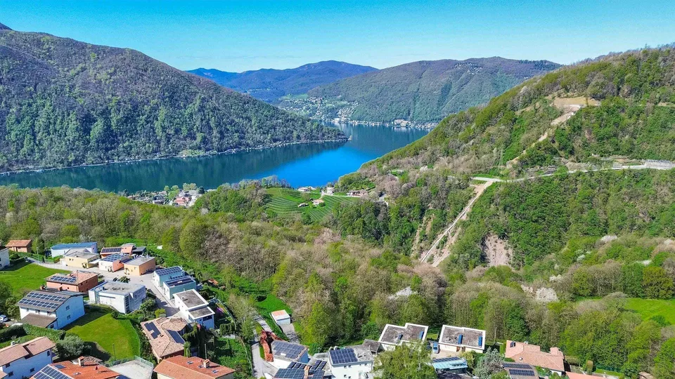 Porzione di terreno edificabile con vista lago a Rovio