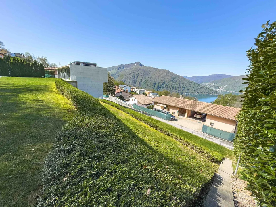 Porzione di terreno edificabile con vista lago a Rovio