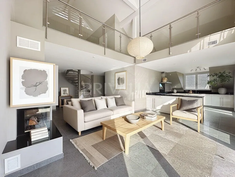 Attique en duplex Minergie de 135 m² avec balcon et cheminée à Mies