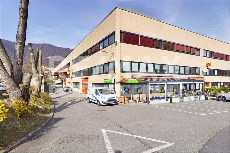 SPAZIO COMMERCIALE CON UFFICI E MAGAZZINO