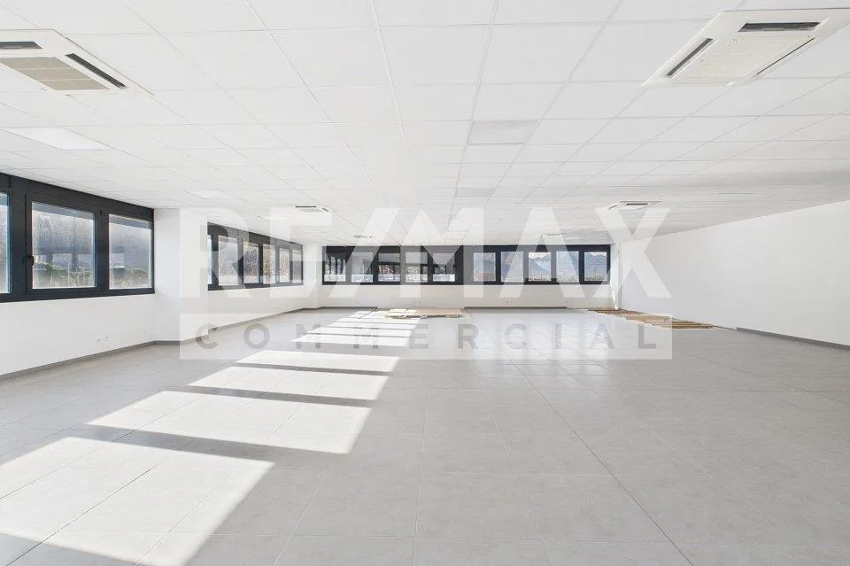Immobile commerciale con ampia terrazza e vista aperta