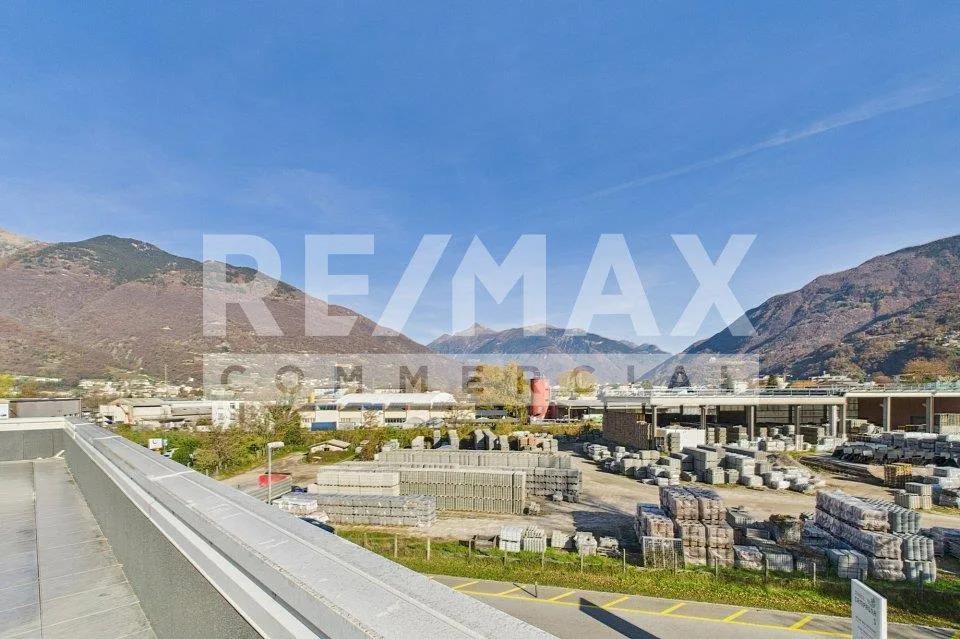 Immobile commerciale con ampia terrazza e vista aperta