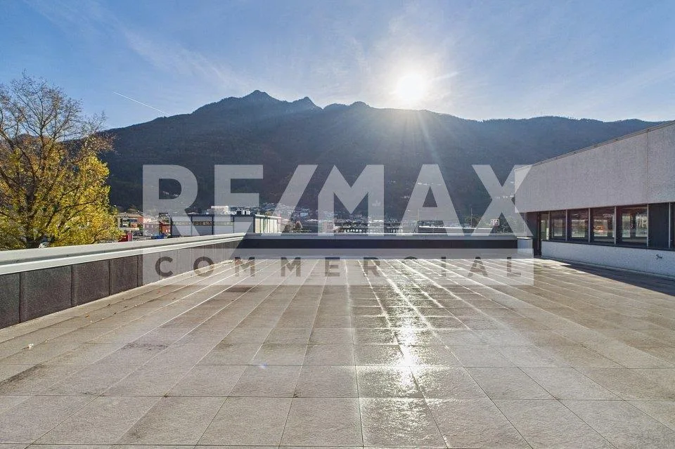 Immobile commerciale con ampia terrazza e vista aperta