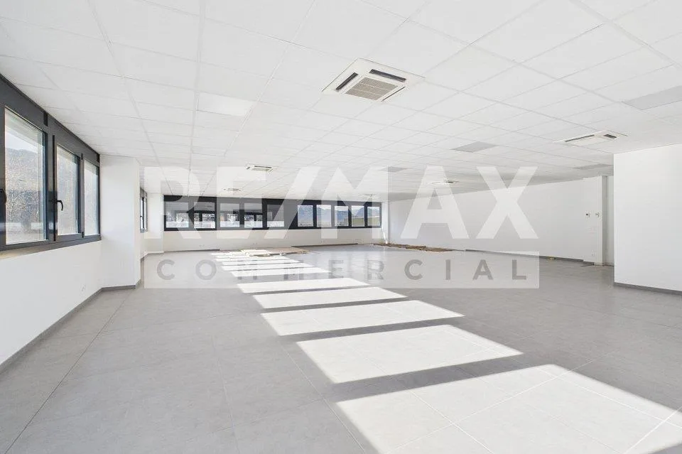 Immobile commerciale con ampia terrazza e vista aperta