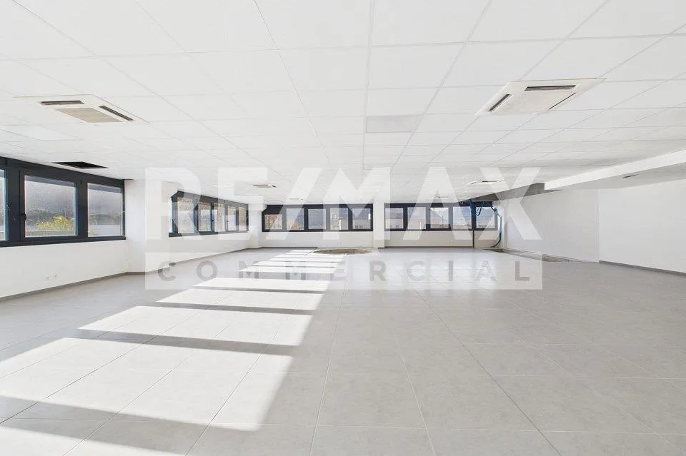 Elegante immobile commerciale con spazio per uffici