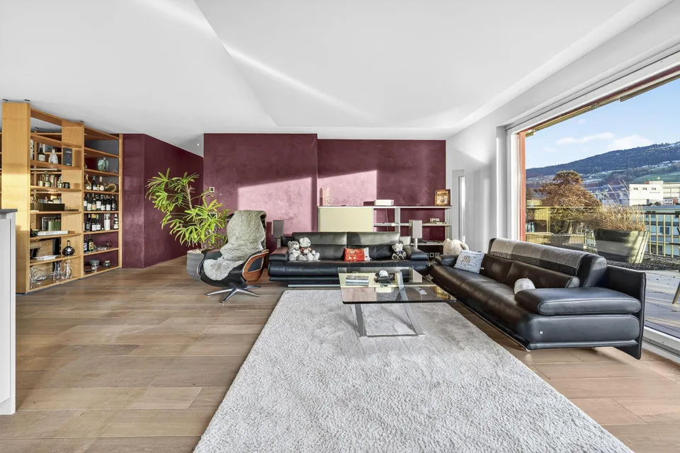 Exklusive Attikawohnung mit separatem Atelier im Parterre