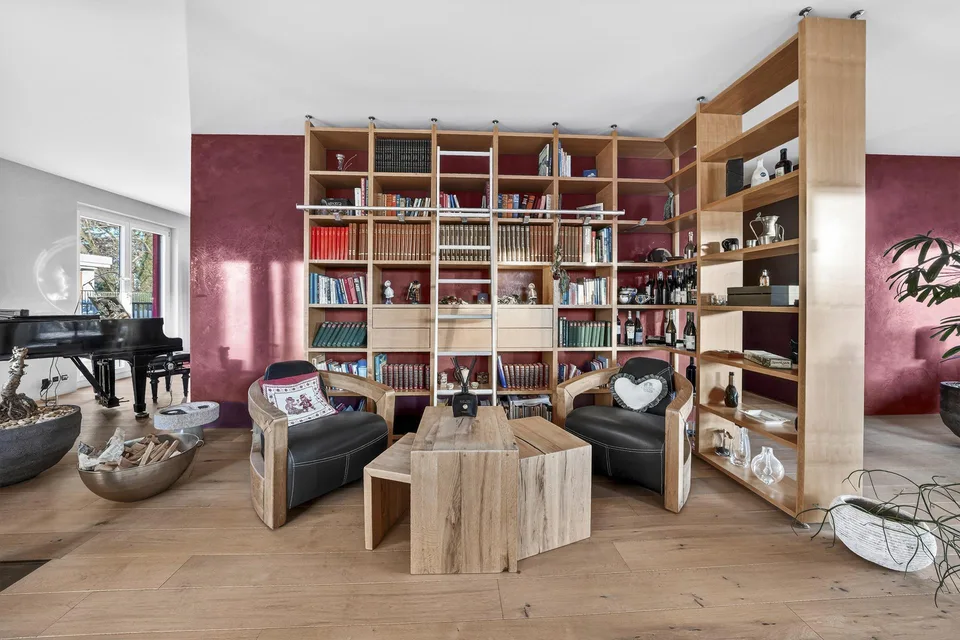 Exklusive Attikawohnung mit separatem Atelier im Parterre