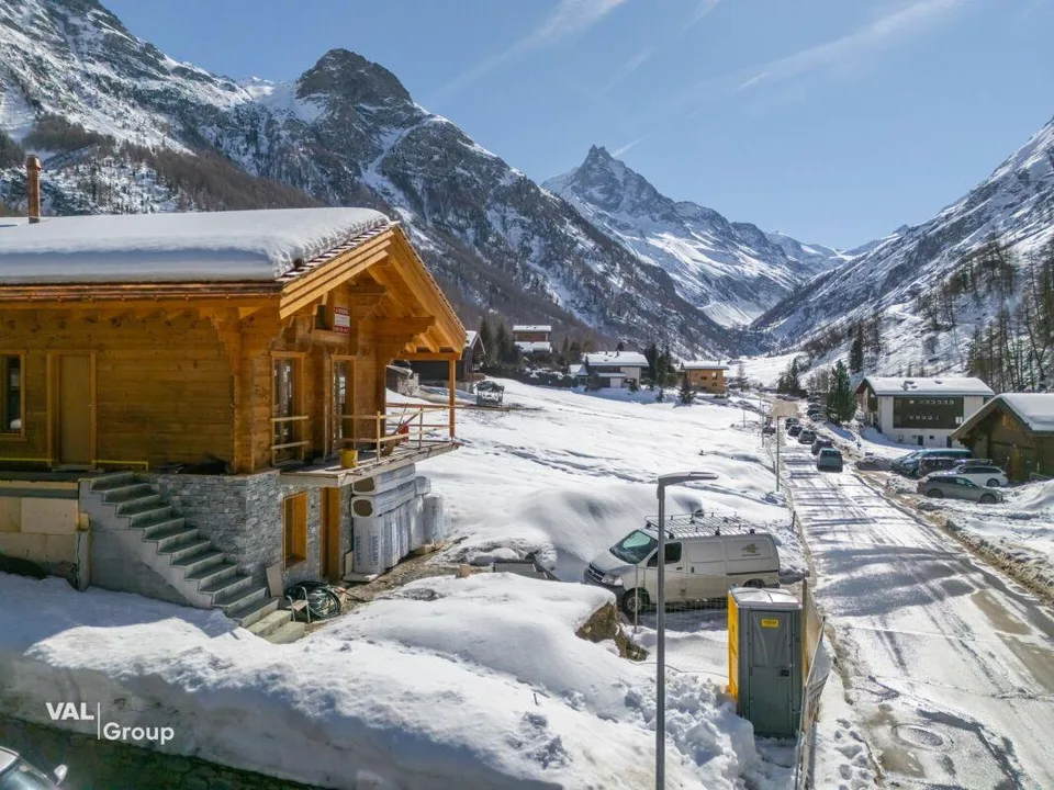 Charmant chalet aux élégances alpines dans un décor à couper le sou...