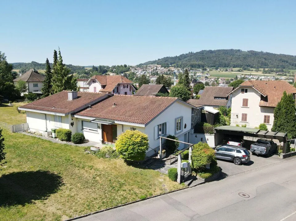 Charaktervolles Einfamilienhaus mit wertvoller Baulandreserve