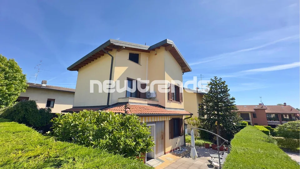 Uggiate con Ronago, confine da Novazzano: villa indipendente con gi...