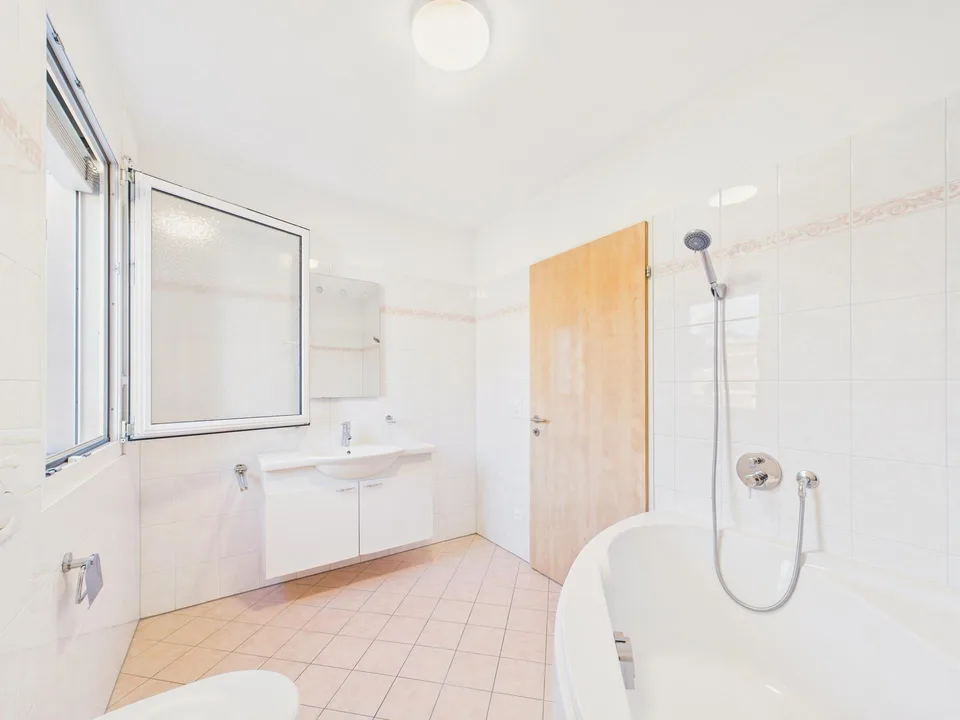 Elegante 4,5-Zimmer-Wohnung mit Panoramablick und doppelter Terrasse in Agno
