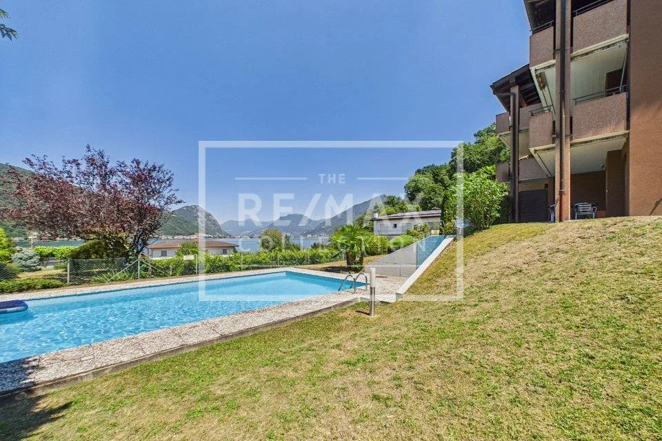 Meraviglioso angolo di vacanza con vista lago e piscina