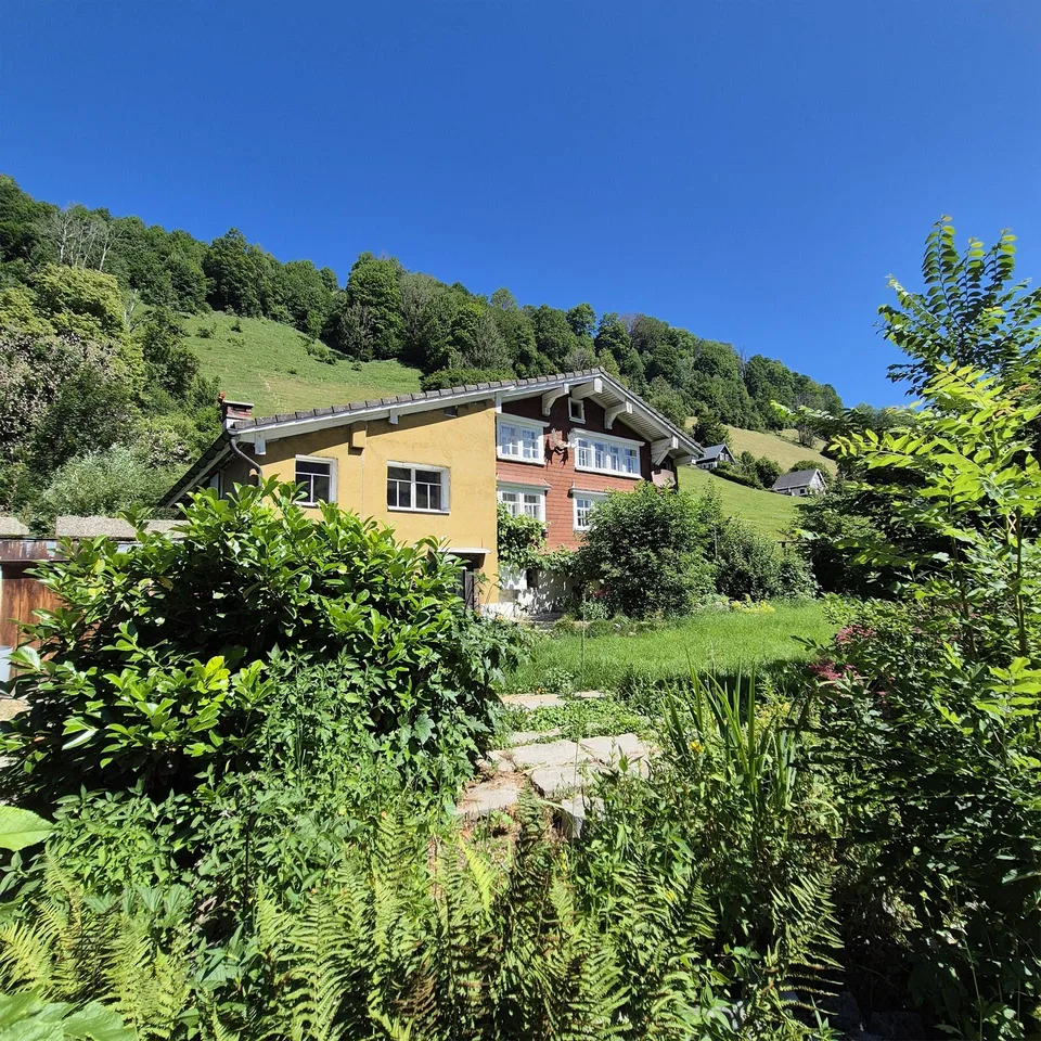 Wohnhaus mit freistehender Doppelgarage und Gartenanlage