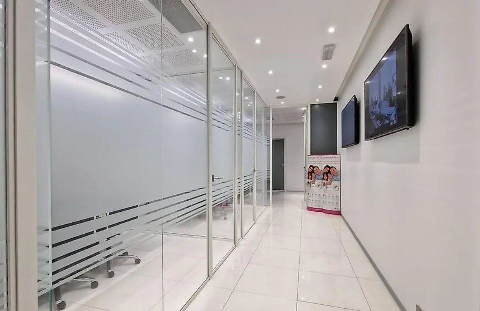 MODERNA AREA COMMERCIALE DI 800 MQ CON MAGAZZINO A MENDRISIO