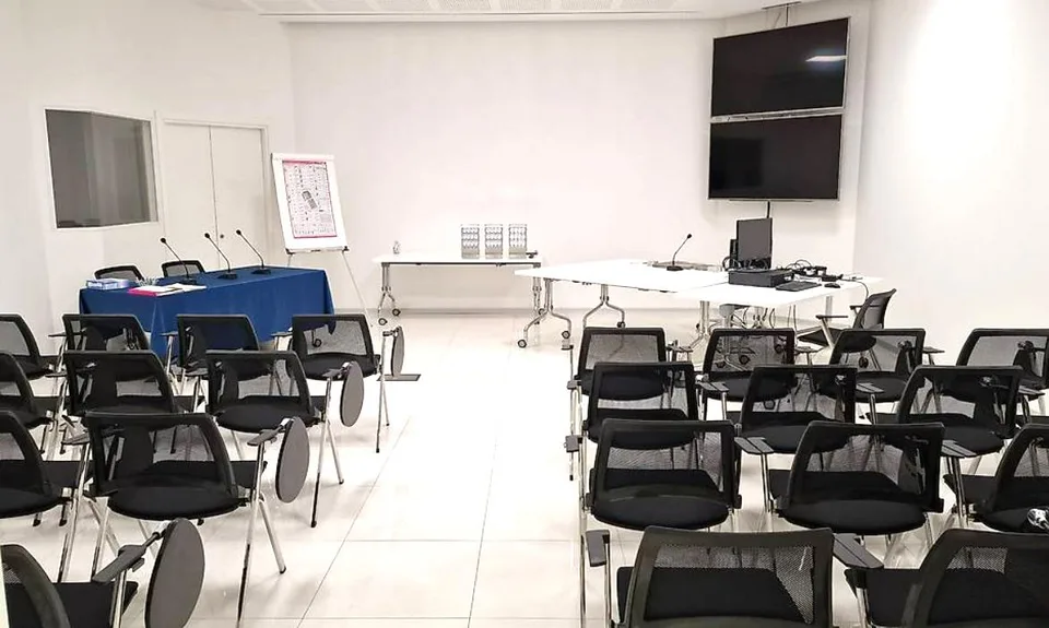MODERNA AREA COMMERCIALE DI 800 MQ CON MAGAZZINO A MENDRISIO
