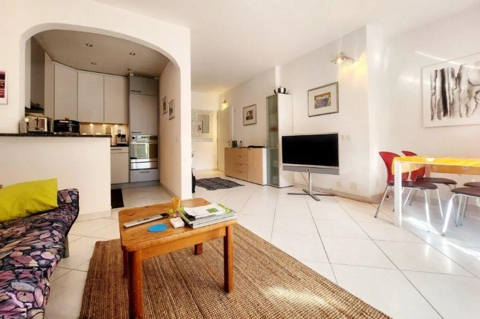 Charming 2.5-Room Apartment with Private Courtyard in Central Mural...