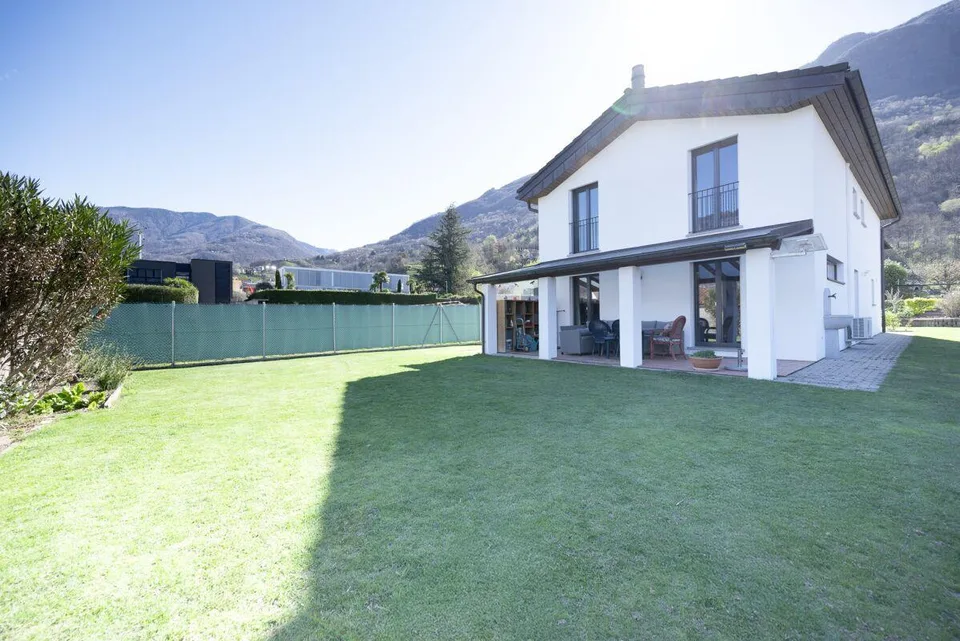 Esclusiva villetta con grande giardino | Exklusive Villa mit grosse...