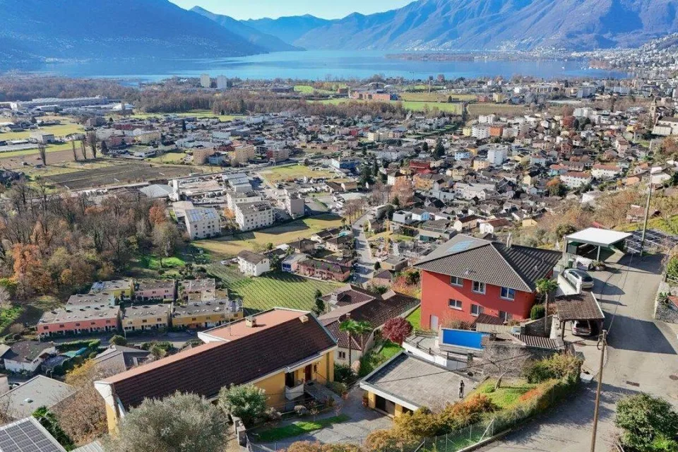 Casa plurifamiliare con bellissima vista lago e grande terreno | Me...