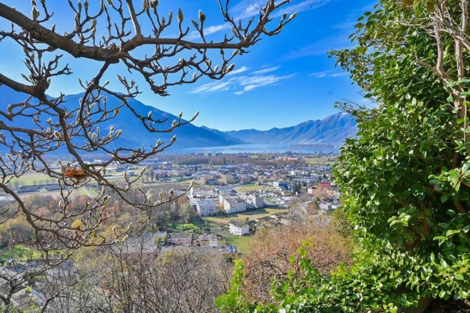 Casa plurifamiliare con bellissima vista lago e grande terreno | Me...