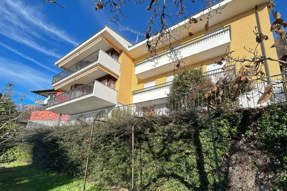Casa plurifamiliare con bellissima vista lago e grande terreno | Me...