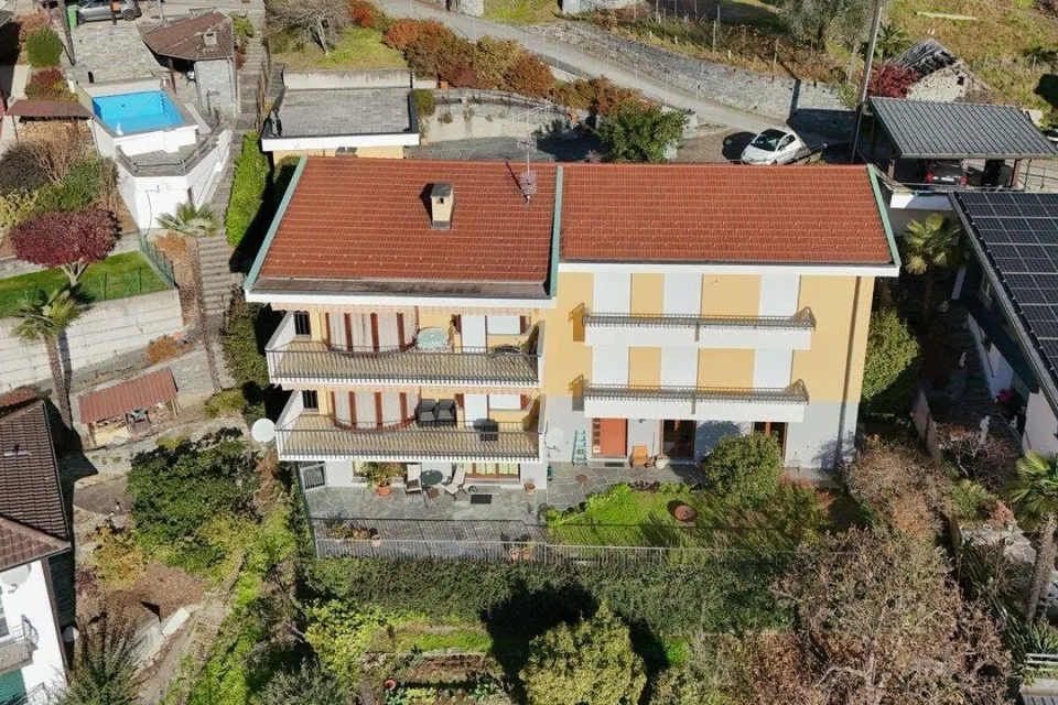 Casa plurifamiliare con bellissima vista lago e grande terreno | Me...