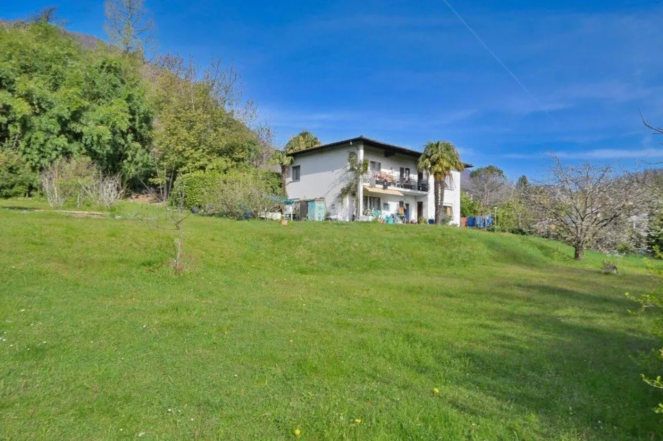 Grande terreno edificabile con casa bifamiliare | Grosses Bauland m...