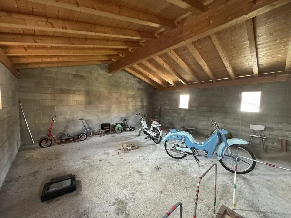 Magazzino con 2 garage in vendita