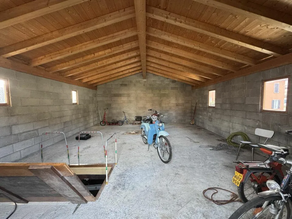 Magazzino con 2 garage in vendita