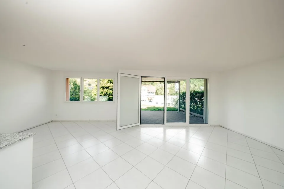 Moderne 3.5-Zimmer-Gartenwohnung mit gedecktem Sitzplatz in Eglisau