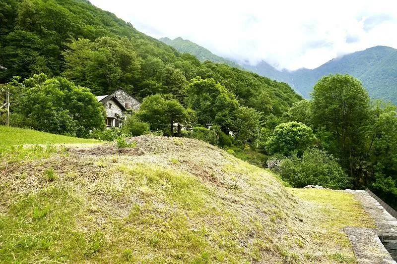 Bauland von 1001 m2 an ruhiger, sonniger Aussichtslage / terreno ed...