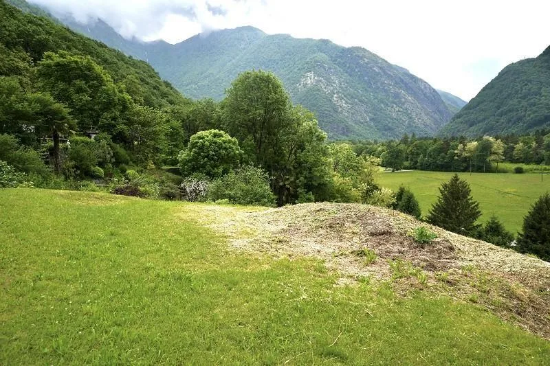 Bauland von 1001 m2 an ruhiger, sonniger Aussichtslage / terreno ed...