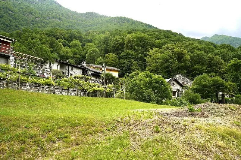 Bauland von 1001 m2 an ruhiger, sonniger Aussichtslage / terreno ed...