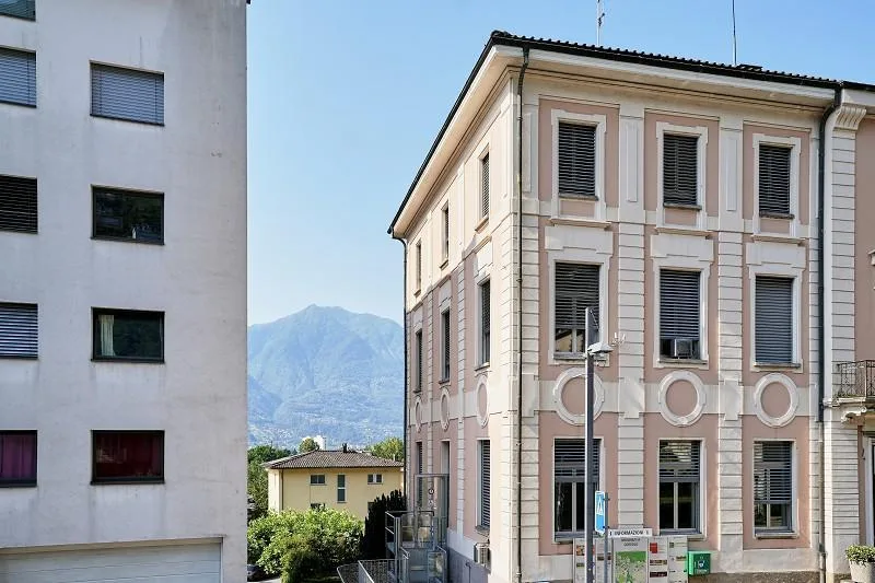 5-Zimmer-Eckhaus zum Renovieren mit Sitzplatz | casa di 5 loca... – Foto 7 von 12