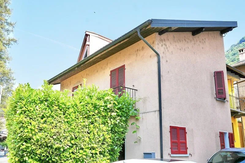 5-Zimmer-Eckhaus zum Renovieren mit Sitzplatz   |    casa di 5 loca...