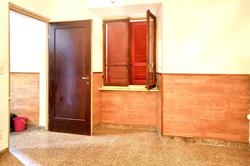 5-Zimmer-Eckhaus zum Renovieren mit Sitzplatz   |    casa di 5 loca...