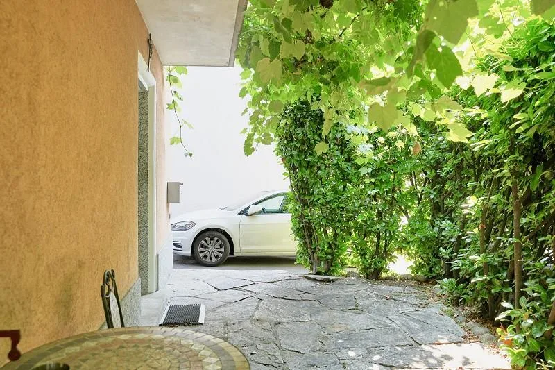 5-Zimmer-Eckhaus zum Renovieren mit Sitzplatz | casa di 5 loca... – Foto 9 von 12