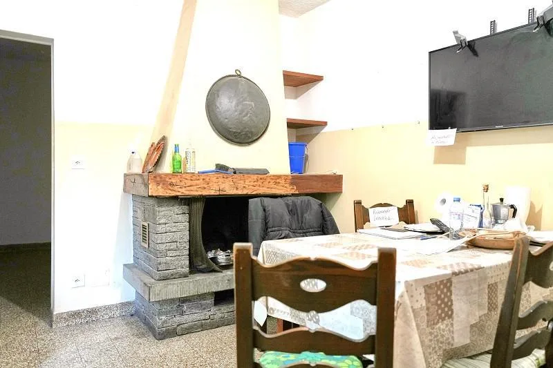 5-Zimmer-Eckhaus zum Renovieren mit Sitzplatz   |    casa di 5 loca...