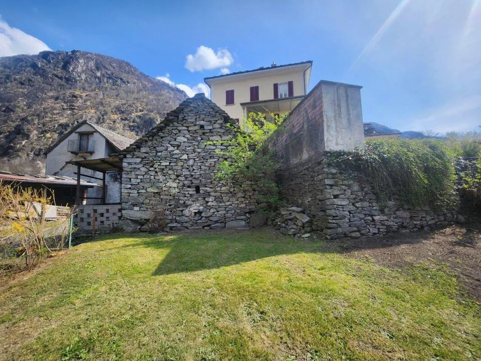 Casa storica plurifamiliare con rustico nel cuore di Avegno | Histo...