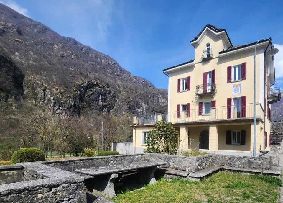 Historic multi-family house with rustic building in the heart of Av... – foto 12 di 12