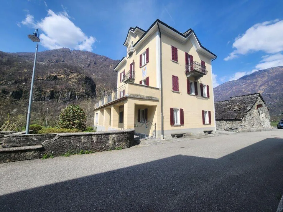 Casa storica plurifamiliare con rustico nel cuore di Avegno | Histo...